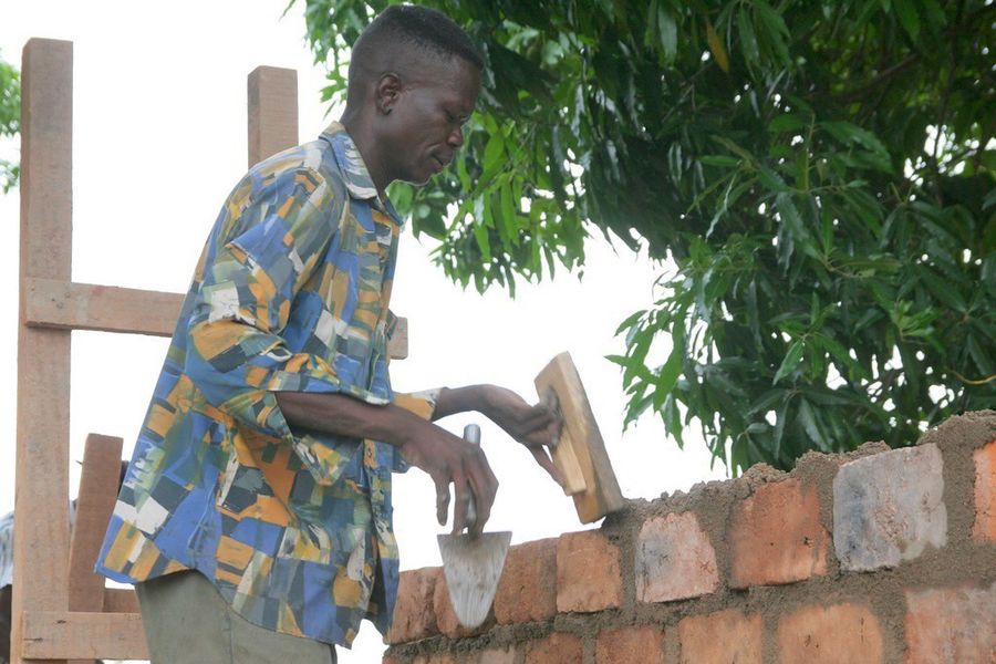 Bricklayer setting courses on a wall