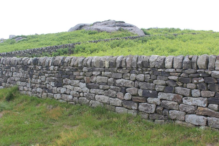 Finished dry-stone retaining wall